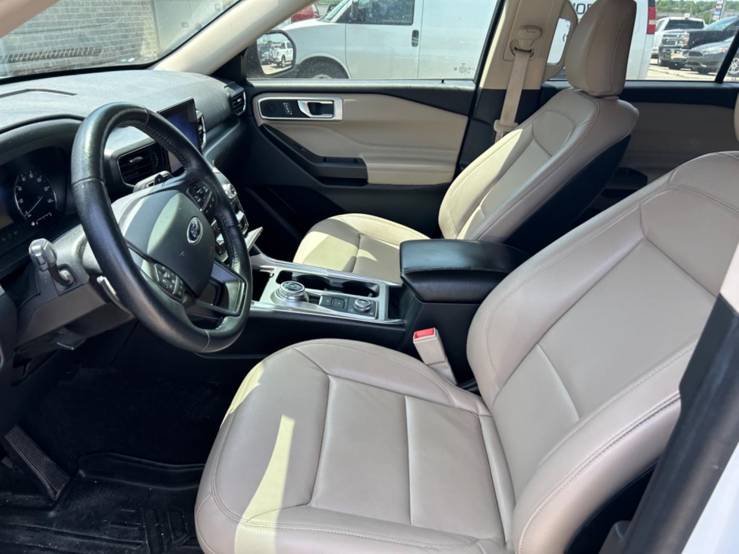 2020 White Ford Explorer XLT AWD (1FMSK8DHXLG) with an 2.3L L4 DOHC 16V engine, 10A transmission, located at 1687 Business 35 S, New Braunfels, TX, 78130, (830) 625-7159, 29.655487, -98.051491 - Photo#14